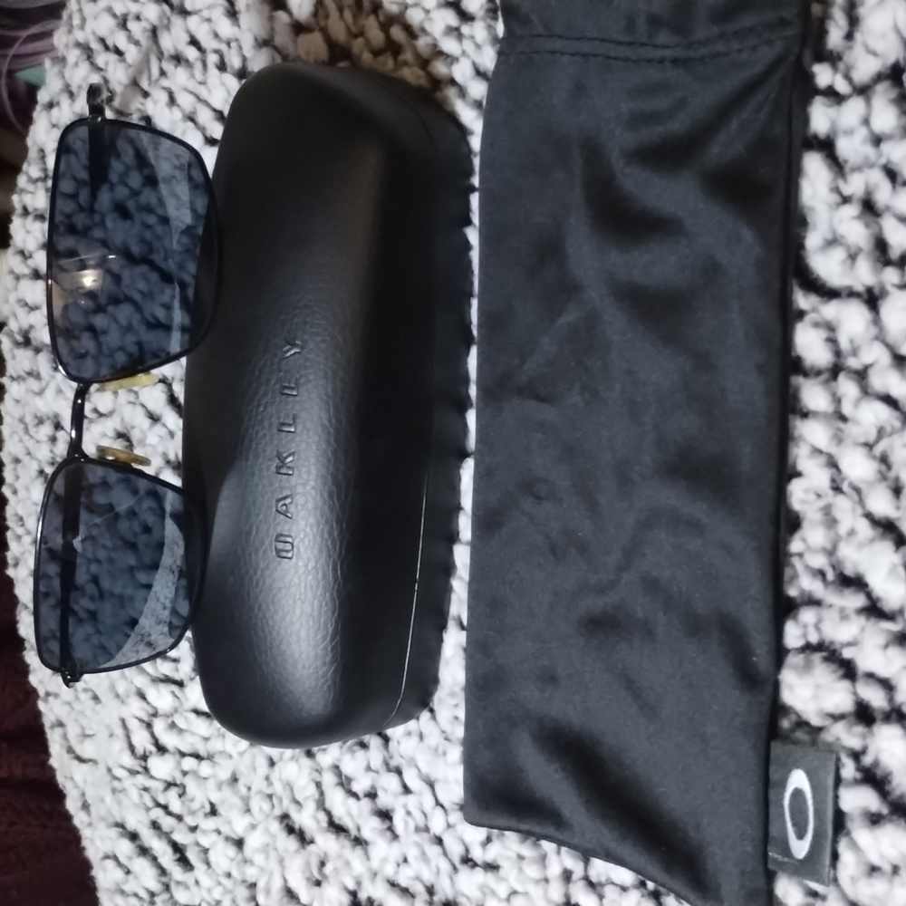 Men's Oakley Sunglasses steel gray .like new only worn once maybe 2x ..